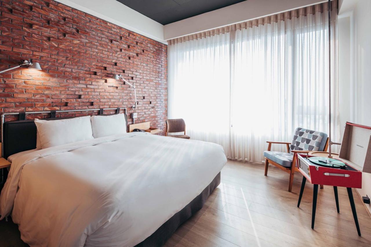 U.I.J Hotel & Hostel Тайнань Экстерьер фото
