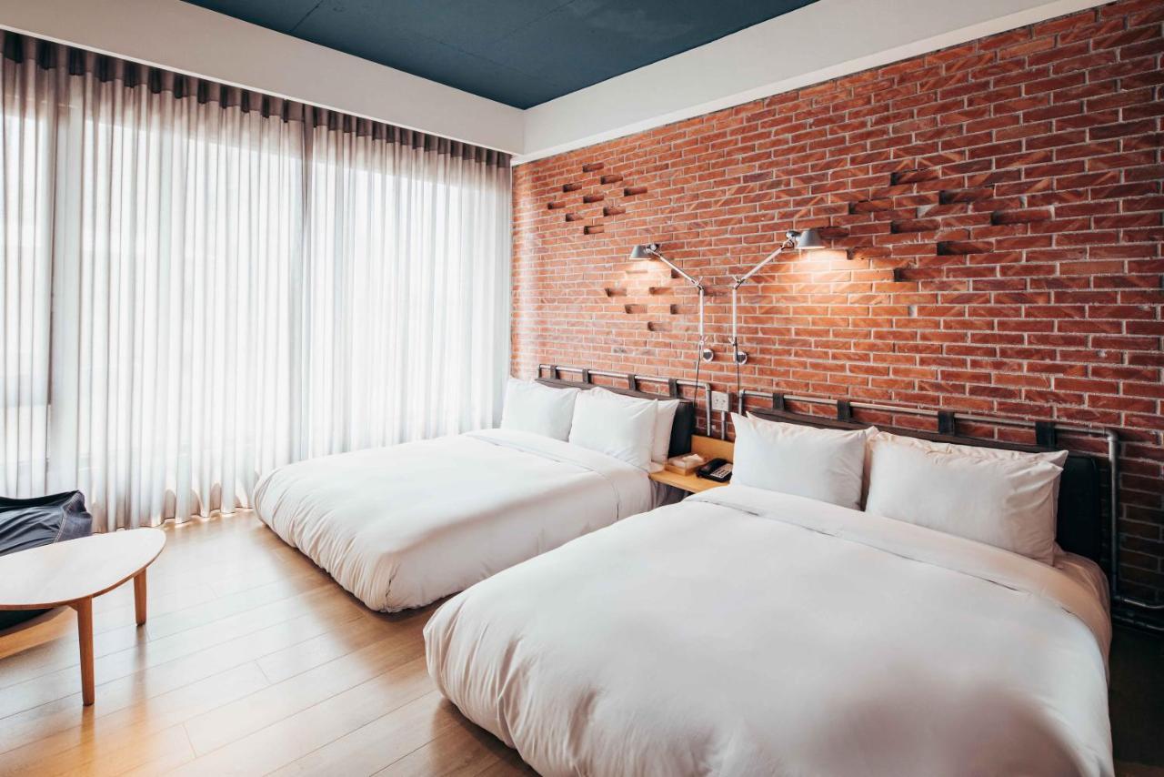 U.I.J Hotel & Hostel Тайнань Экстерьер фото