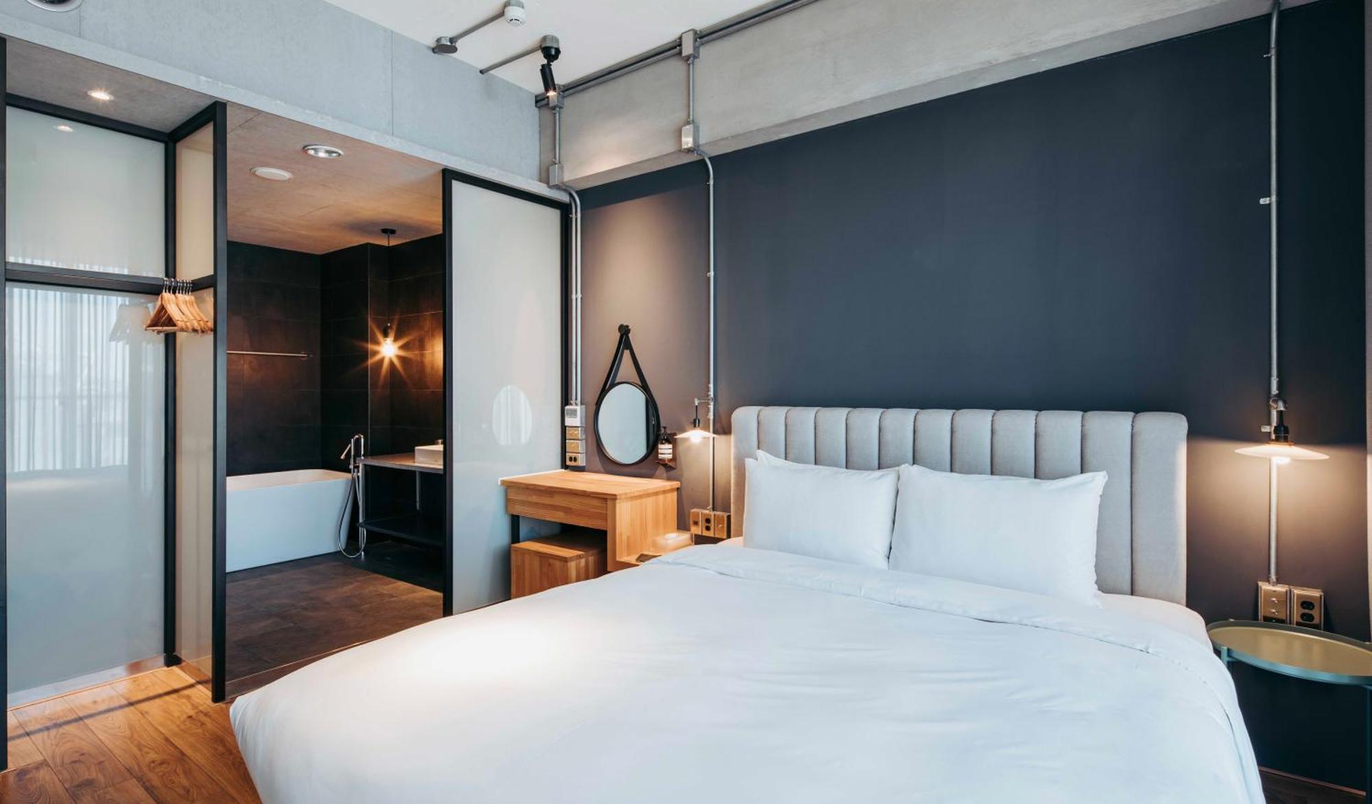 U.I.J Hotel & Hostel Тайнань Экстерьер фото