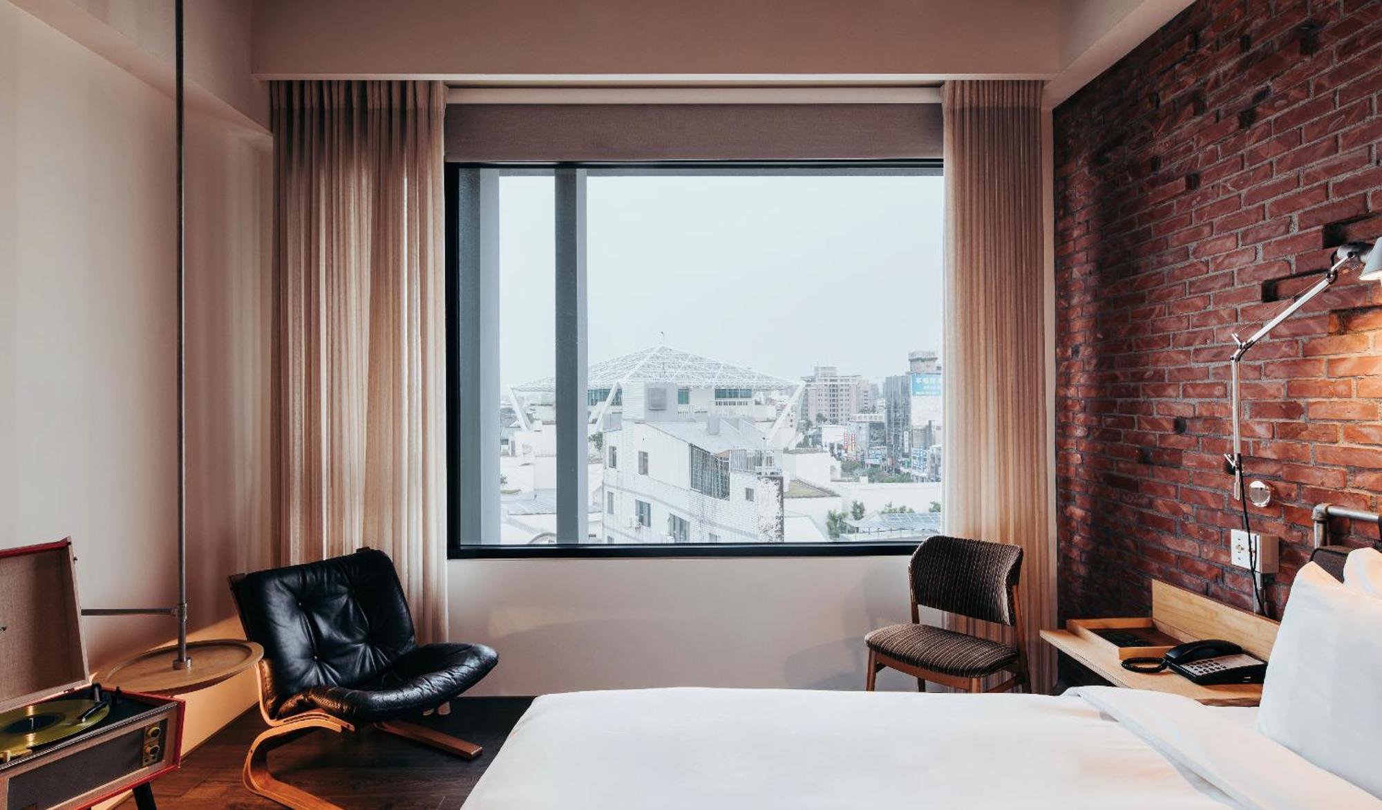 U.I.J Hotel & Hostel Тайнань Экстерьер фото
