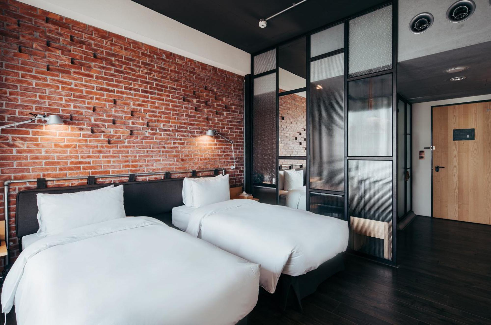 U.I.J Hotel & Hostel Тайнань Экстерьер фото