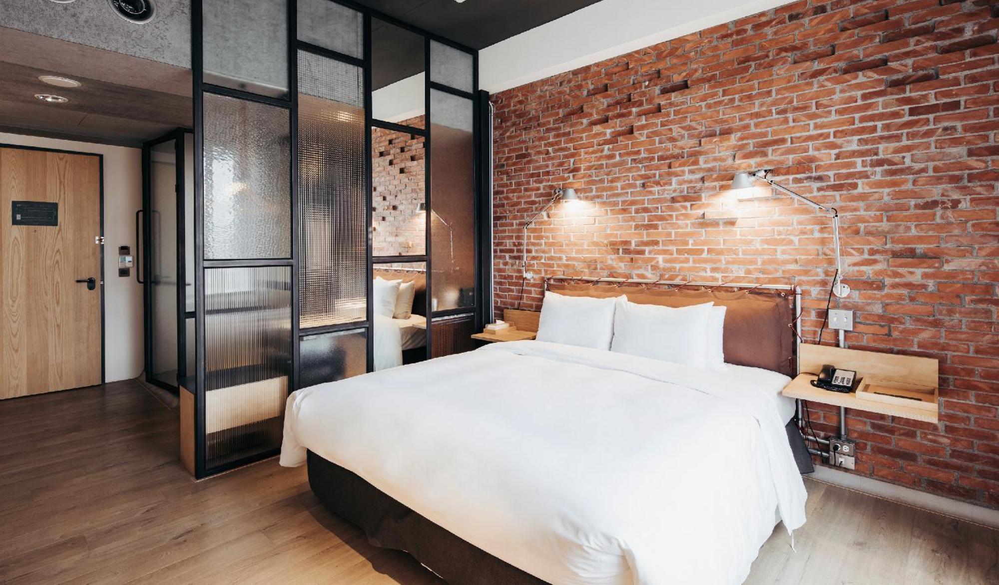 U.I.J Hotel & Hostel Тайнань Экстерьер фото
